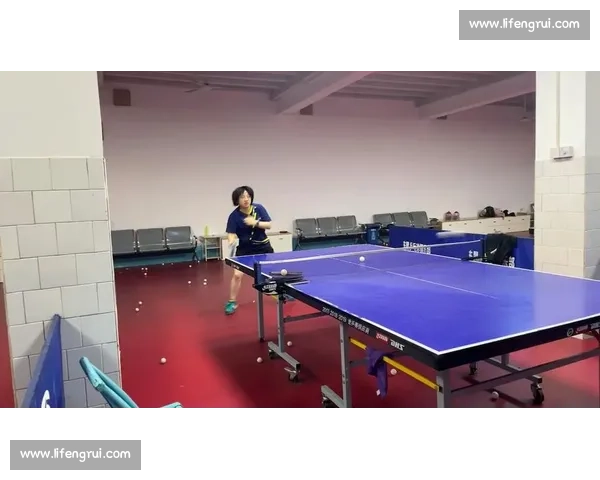 正手前冲弧圈球实战教学：5 分钟掌握鞭打式发力与精准拍型控制！